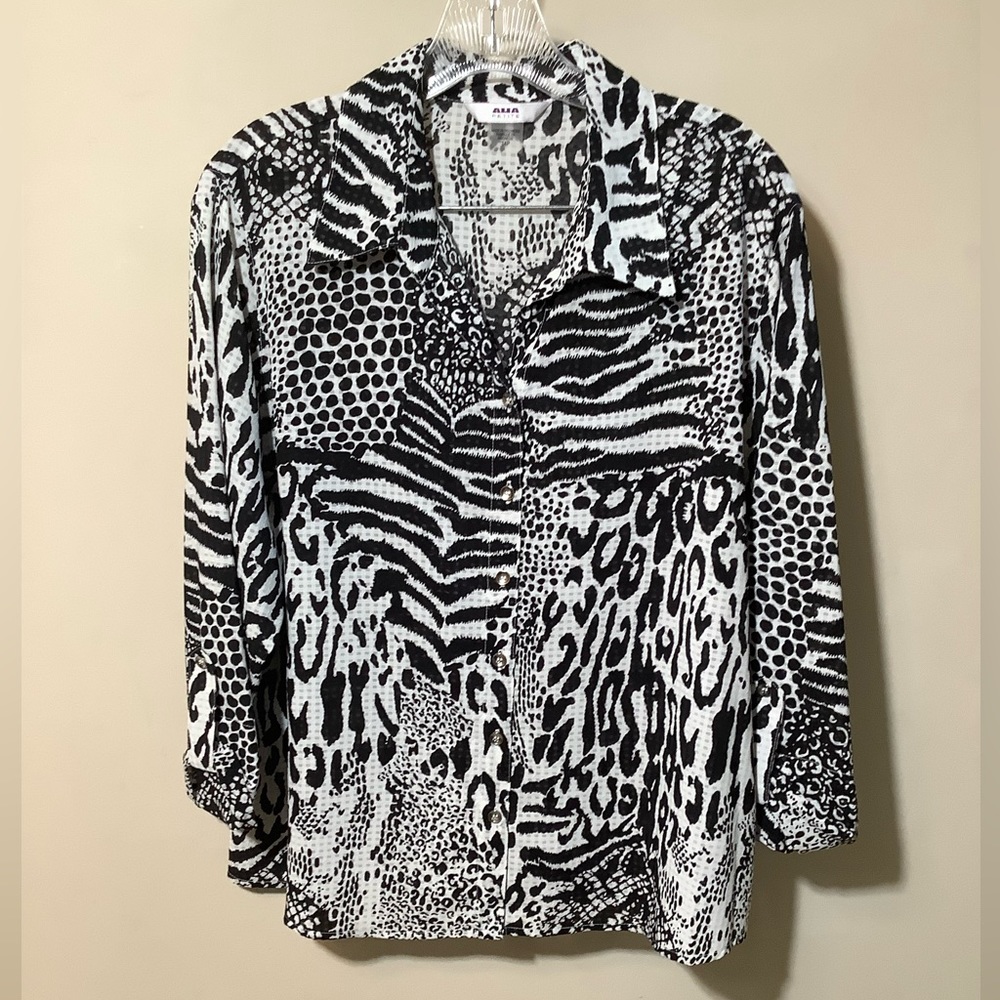 Alia petite blouse animal print 3/4 sleeves silver color buttons size 14 petite